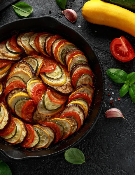 Ratatouille Gemüseeintopf mit Zucchini, Auberginen, Tomaten, Knoblauch, Zwiebeln und Basilikum. auf gusseiserner Pfanne. traditionelles französisches Essen. — Stockfoto