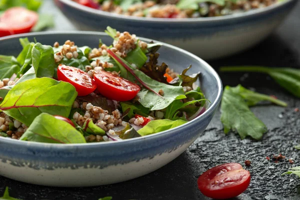 Buchweizensalat mit Kirschtomaten, roten Zwiebeln und grünem Gemüse. gesunde Ernährung — Stockfoto