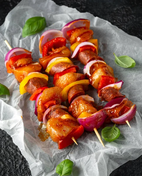 Sweet chilli marinated raw chicken fillet, breast skewers with peppers and onions — Stock Photo, Image