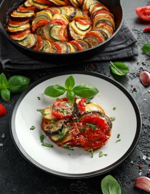 Kabak, patlıcan, domates, sarımsak, soğan ve fesleğen ile Ratatouille Sebze Güveç. Geleneksel Fransız yemekleri.