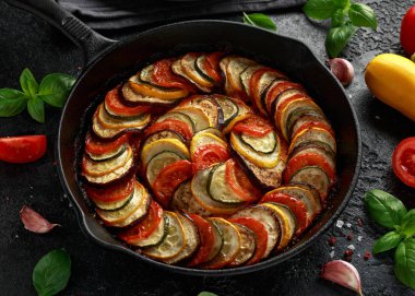 Kabak, patlıcan, domates, sarımsak, soğan ve fesleğen ile Ratatouille Sebze Güveç. dökme demir tavada. Geleneksel Fransız yemekleri.