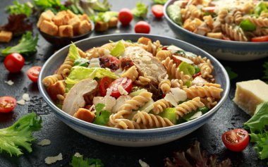 Tavuk, domates, parmesan peyniri ve sebze ile Sezar Salatası Makarna