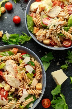 Tavuk, domates, parmesan peyniri ve sebze ile Sezar Salatası Makarna