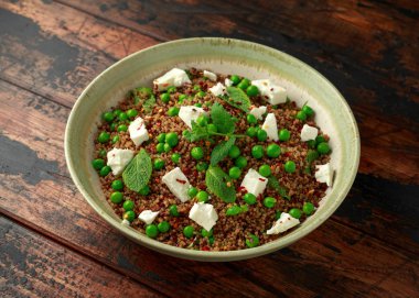 Yeşil bezelye, nane, beyaz peynir ve pul biber ile Quinoa salatası. sağlıklı diyet gıda