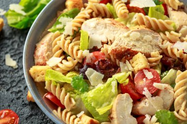 Tavuk, domates, parmesan peyniri ve sebze ile Sezar Salatası Makarna