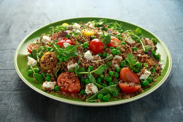 Салат Кіока з зеленим горохом, м'ятою, сиром фета, пластівцями чилі, помідорами та овочами. здорове харчування — стокове фото