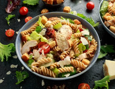 Tavuk, domates, parmesan peyniri ve sebze ile Sezar Salatası Makarna