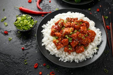 Pirinç, yeşil soğan ve brokoli ile Tsos tavuk