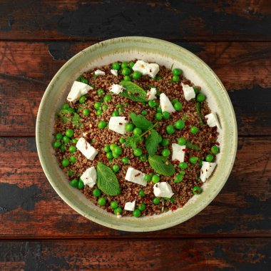 Yeşil bezelye, nane, beyaz peynir ve pul biber ile Quinoa salatası. sağlıklı diyet gıda