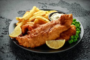 İngiliz Geleneksel Balık ve patates püresi, tartar sosu ve soğuk bira ile cips.