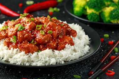 Pirinç, yeşil soğan ve brokoli ile Tsos tavuk