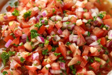 Limon, kırmızı soğan, jalapeno biber, maydanoz ve tortilla cips ile beyaz kapta Meksika Domates Salsa