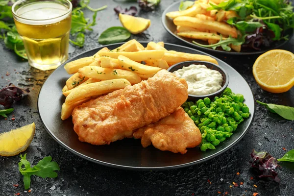 British traditionell fisk och chips med ärtor, tandsten sås och kall öl. — Stockfoto