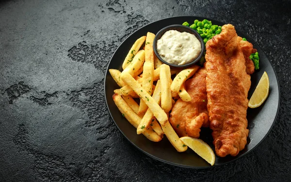 British traditionell fisk och chips med ärtor, tandsten sås och kall öl. — Stockfoto