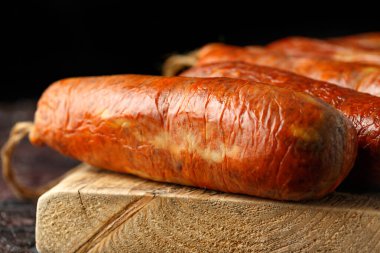 geleneksel Balear çiğ et sobrassada sosis zemin domuz eti, kırmızı biber ve rustik siyah arka plan üzerinde baharat yapılmış