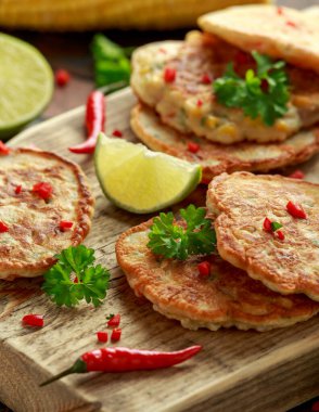 Mısır börek, daldırma beyaz sos, kireç ve biber ahşap tahta üzerinde gözleme