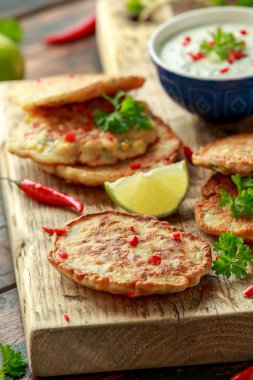 Mısır börek, daldırma beyaz sos, kireç ve biber ahşap tahta üzerinde gözleme