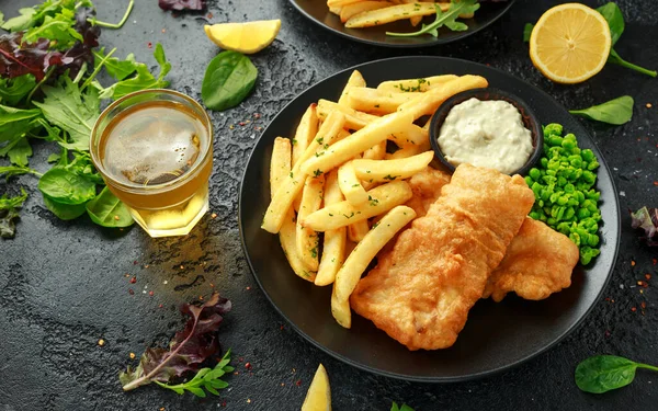 British traditionell fisk och chips med ärtor, tandsten sås och kall öl. — Stockfoto