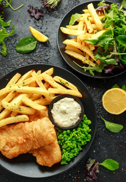British traditionell fisk och chips med ärtor, tandsten sås och kall öl. — Stockfoto