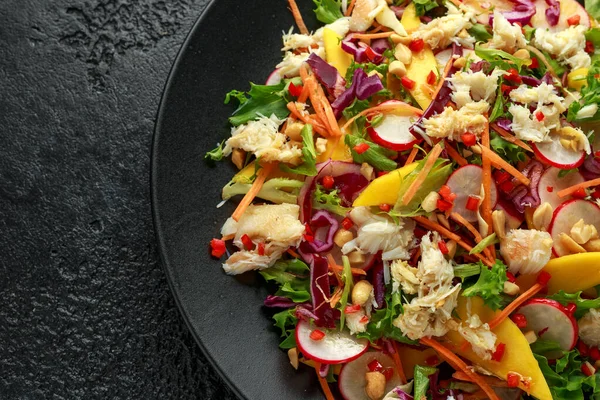 Insalata di granchi con verdure, ravanello, carote, mango, pinoli e cracker di gamberetti — Foto Stock