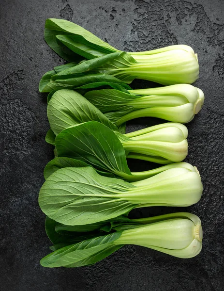 Pak Choi col china sobre fondo negro rústico — Foto de Stock