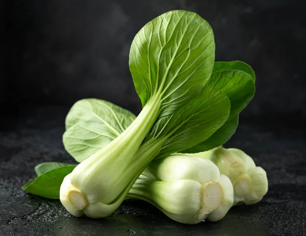 Pak Choi col china sobre fondo negro rústico —  Fotos de Stock