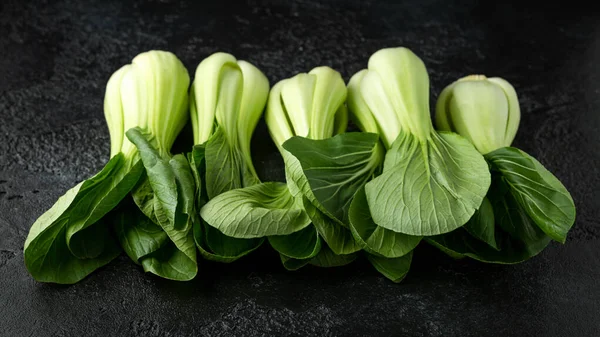 Pak Choi kínai káposzta rusztikus fekete háttér — Stock Fotó