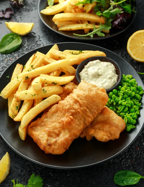 Britse traditionele Fish and chips met puree erwten, tartaarsaus en koud bier. — Stockfoto