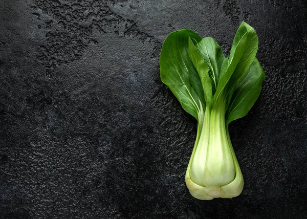 Pak Choi col china sobre fondo negro rústico —  Fotos de Stock