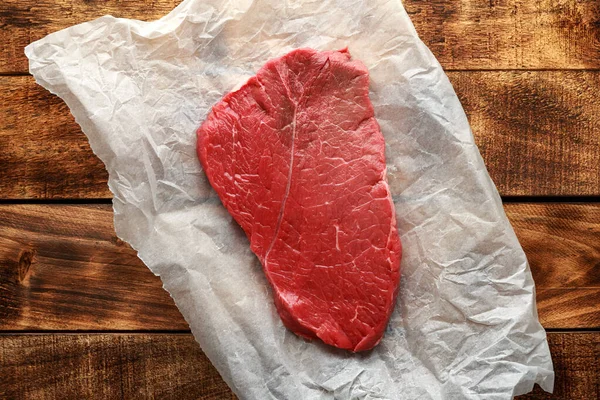 Syrové čerstvé dušené hovězí steak řeznictví připravené k vaření — Stock fotografie
