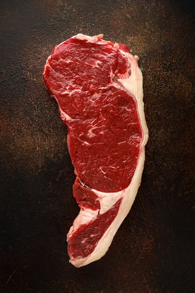 Carnes frescas cruas de vaca de lombo cortadas prontas para cozinhar — Fotografia de Stock