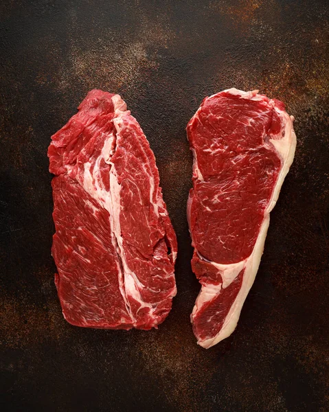 Syrové čerstvé dušené maso a svíčková hovězí steak řeznictví připravené k vaření — Stock fotografie