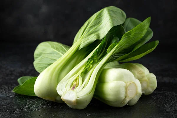 Pak Choi kínai káposzta rusztikus fekete háttér — Stock Fotó