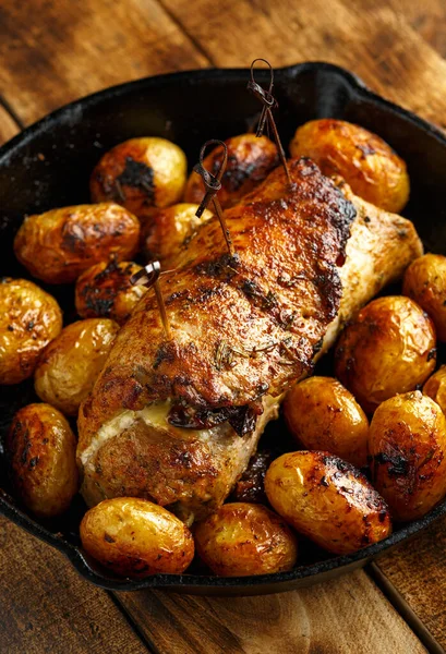 Filet de porc farci au four aux pruneaux, romarin et ail avec pommes de terre pour bébés — Photo