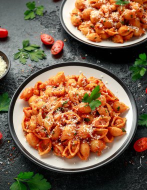 Domates soslu nohut ve parmesan peynirli Conchiglie rigate makarnası. Sağlıklı vejetaryen yemekleri.