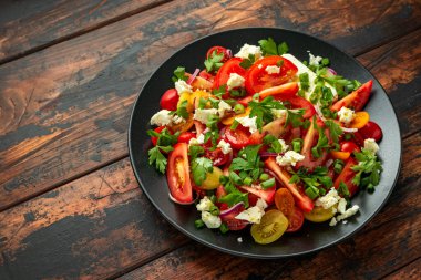 Feta peynirli domates salatası, taze soğan ve maydanoz. Sağlıklı Yaz Yemekleri