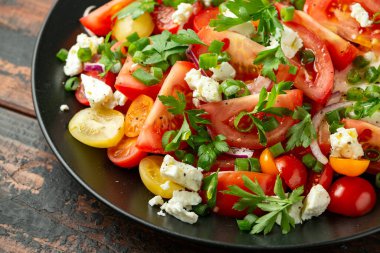Feta peynirli domates salatası, taze soğan ve maydanoz. Sağlıklı Yaz Yemekleri