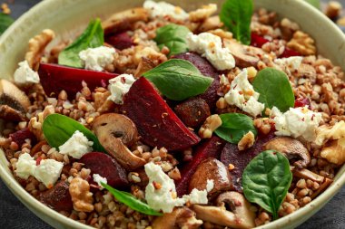 Mantarlı, cevizli, ıspanaklı ve peynirli karabuğday ve pancar salatası. sağlıklı diyet yemekleri