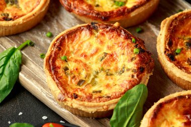 Çedar peyniri ve taze soğanlı omlet. Tahta tahtada, yanında salata ile servis ediliyor. Sağlıklı kahvaltı.