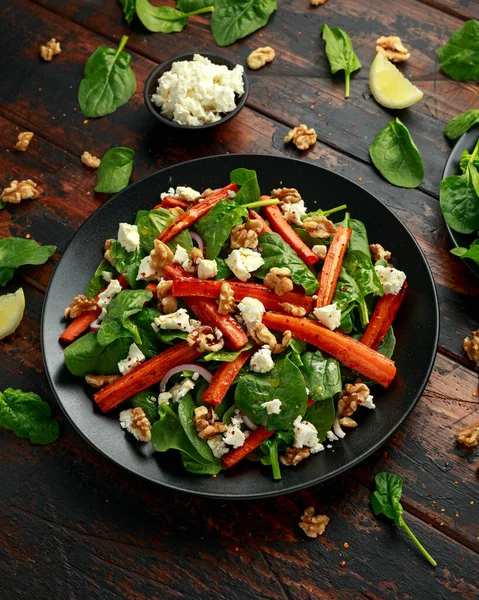 Запечений морквяний салат з сиром фета, горіхом та шпинатом. здорова їжа — стокове фото