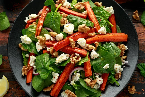 Жареный морковный салат с сыром фета, грецким орехом и шпинатом. здоровое питание — стоковое фото