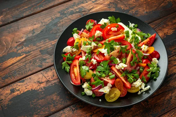 Tomatensalat mit Feta-Käse, Frühlingszwiebeln und Petersilie Gesunde Sommerkost — Stockfoto