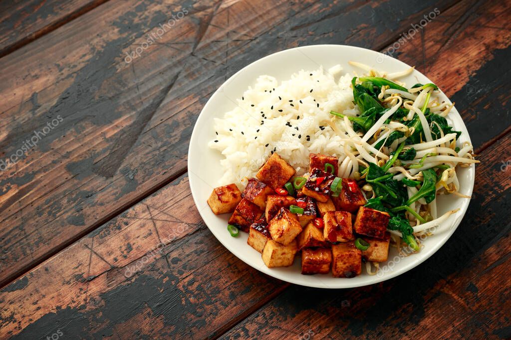 Tofu asiático frito en glaseado de chile dulce servido con arroz