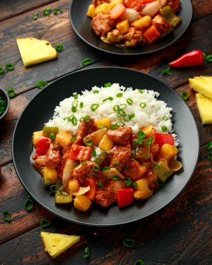 Ananas ve tavuk tatlı ve ekşi soslu dolmalık biber, pirinç ve taze soğanlı.