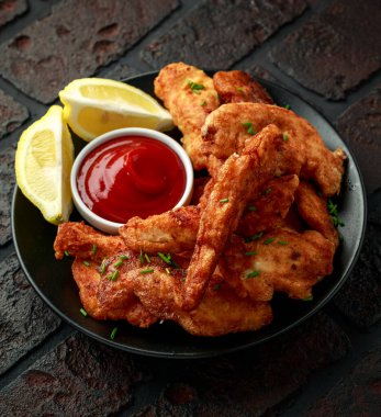 Limon dilimli kızarmış tavuk filetosu.