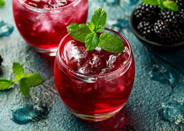 Blackberry kokteyli buz ve kırsal arka planda naneyle tazeleniyor