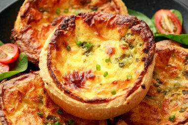 Çedar peyniri ve taze soğanlı omlet. Tahta tahtada, yanında salata ile servis ediliyor. Sağlıklı kahvaltı.