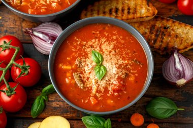 Mevsimlik sebzeler, peynirli makarna, ızgara ekmek ve fesleğen yapraklı sebze çorbası.
