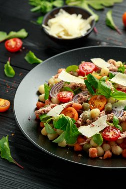 Domatesli, ıspanaklı, mevsimlik salata yapraklı ve parmesanlı peynirli mini patates gnocchi.