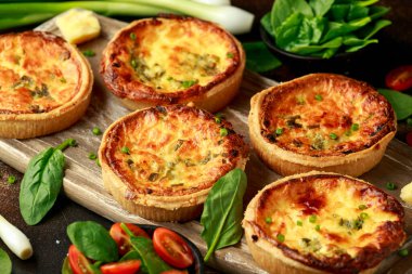 Çedar peyniri ve taze soğanlı omlet. Tahta tahtada, yanında salata ile servis ediliyor. Sağlıklı kahvaltı.